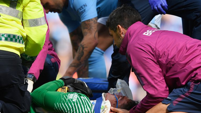 Der City-Torwart ist nach dem Foul kurz bewusstlos.