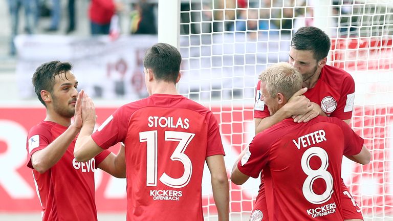 Dren Hodja, Christos Stoilas, Maik Vetter und Alexandros Theodosiadis bejubeln den Treffer zum 3:0.