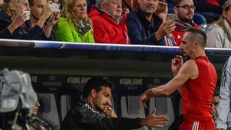 Nach seiner Auswechslung wütet Franck Ribery auf der Ersatzbank.