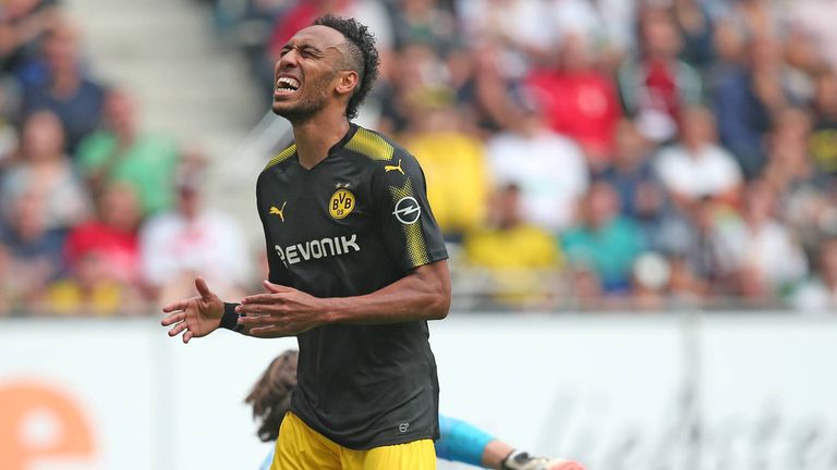 Pierre-Emerick Aubameyang vergibt einen umstrittenen Elfmeter überheblich.