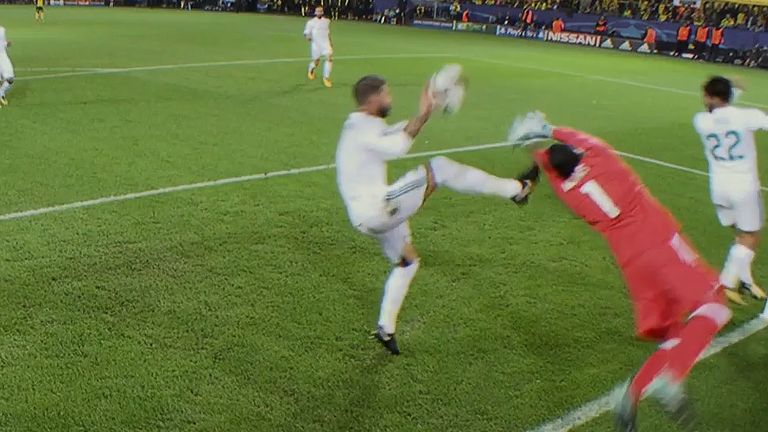 Real-Verteidger Sergio Ramos geht mit der Hand klar zum Ball.