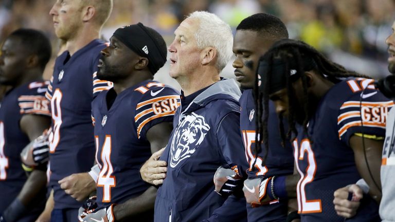 Head Coach John Fox reihte sich neben seinen Spielern ein.