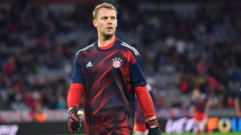 Der Bayern-Keeper spielt seit Jahren mit einer Metallplatte.