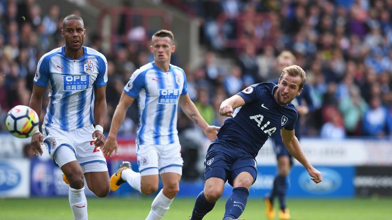 Tottenhams Harry Kane (r.) trifft gegen Huddersfield doppelt.