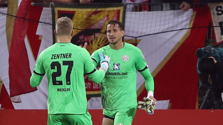 Rene Adler hat sich im Pokalspiel verletzt.