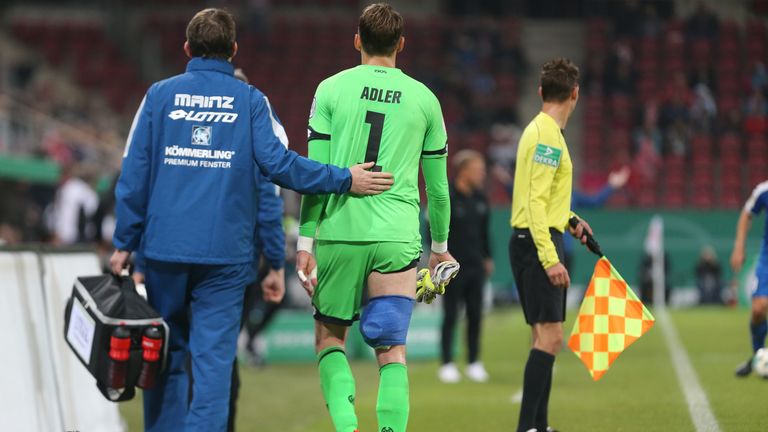 Rene Adler verletzt sich im Pokalspiel gegen Holstein Kiel.