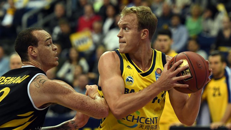 Alba Berlin feiert im dritten Spiel den zweiten Sieg.