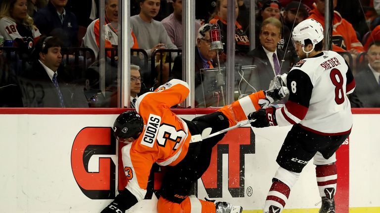 Der Knoten ist geplatzt! Tobias Rieder (r.) und seine Arizona Coyotes holen den ersten Saisonsieg.