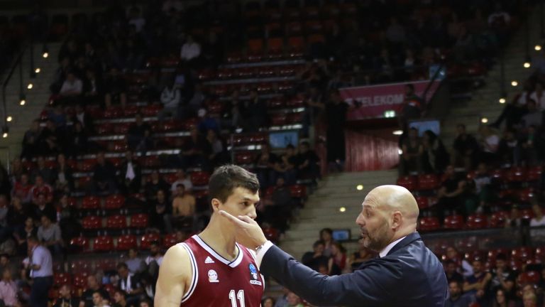 Vladimir Lucic und Trainer Sasa Djordjevic im Gespräch.