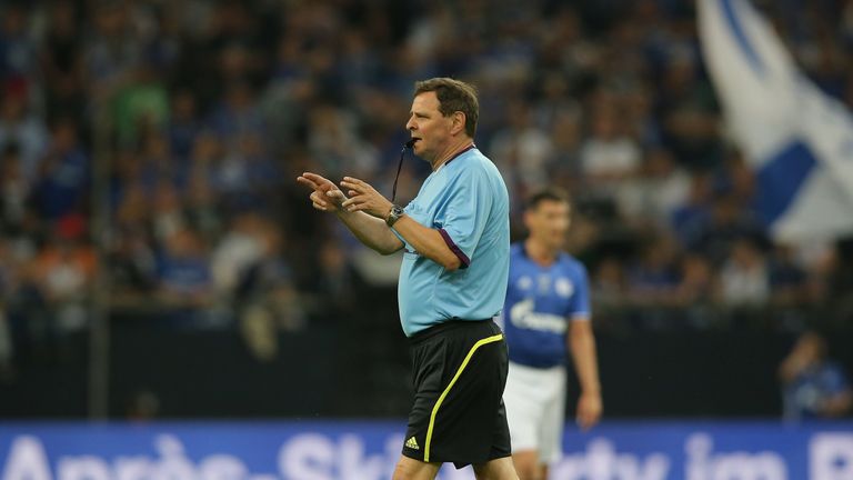 Ex-Schiedsrichter Bernd Heynemann kritisiert den Videobeweis in der Bundesliga,. 