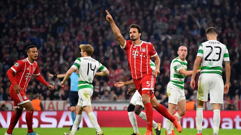 Mats Hummels (M.) köpft das 3:0 für den FC Bayern gegen Celtic.