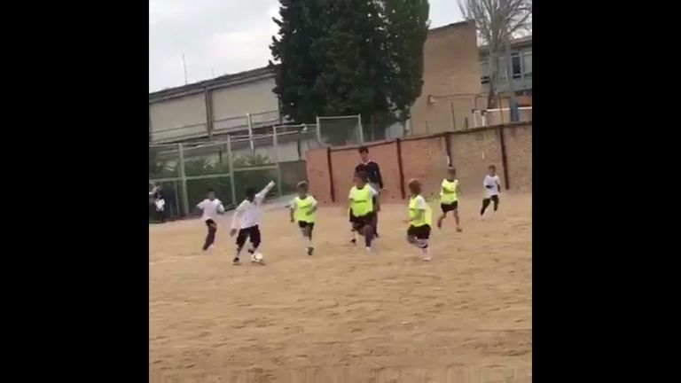 Perfekte Schusshaltung: Ronaldo-Junior schon ganz wie der Vater (Quelle: twitter.com/Cristiano)