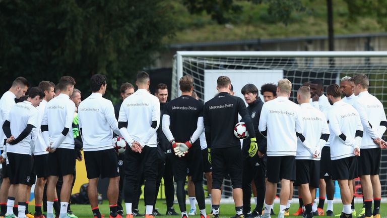 Joachim Löw weist seine Mannschaft ein.
