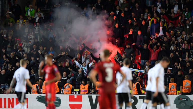 Deutsche Anhänger zündet Pyrotechnik in Tschechien.