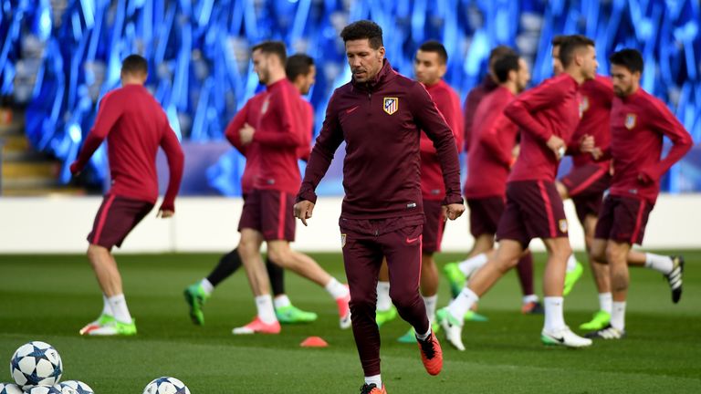 Zudem hat er erst vor kurzem seinen Vertrag bis 2020 verlängert und gilt als verlässlicher Partner. Und: Die Bayern suchen nach Guardiola und Ancelotti eher einen deutschsprachigen Trainer.