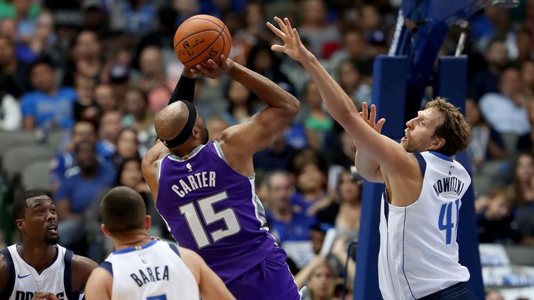 Zwei NBA-Legenden unter sich:Dirk Nowitzki (r.) im Duell mit Vince Carter