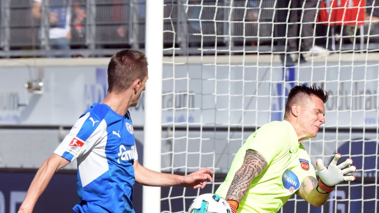 Heidenheim-Torwart Kevin Müller rettet gegen Kiels Dominick Drexler.