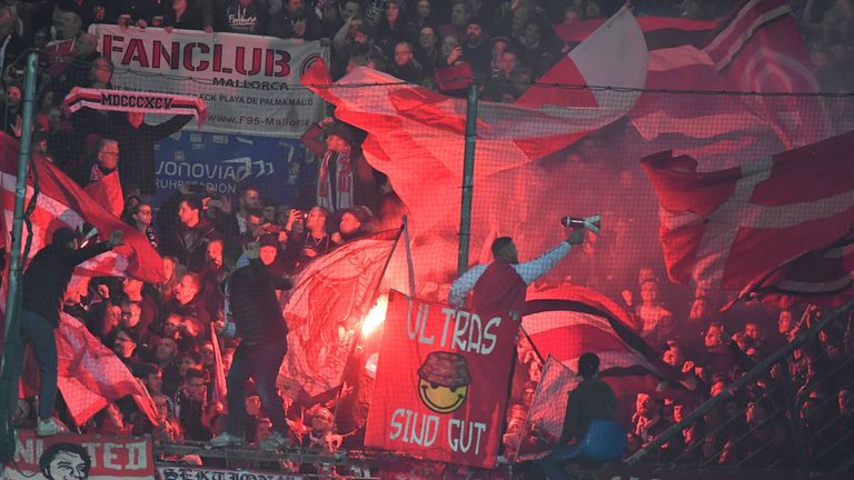 Düsseldorfer Fans zünden Pyrotechnik in Bochum.