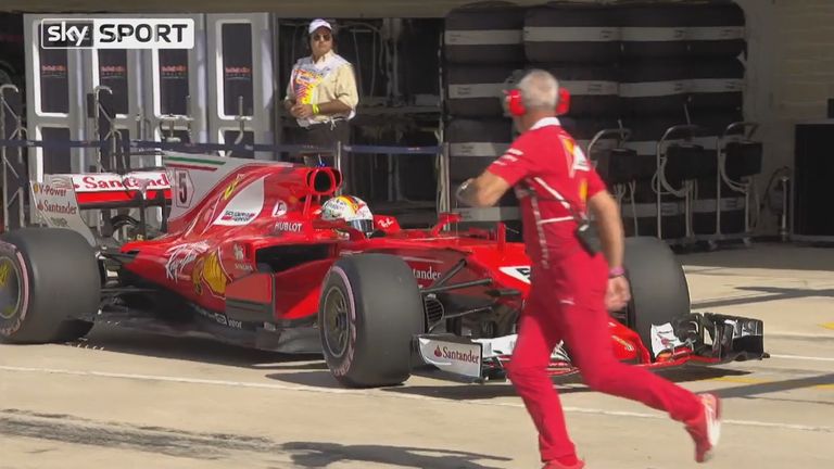 Ferrari-Pilot Sebastian Vettel überrollt beinahe ein Staffmitglied seines eigenen Rennstalls.