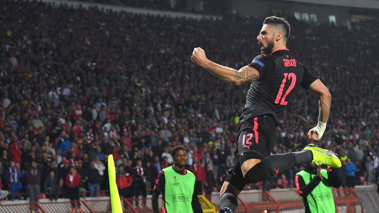 Olivier Giroud trifft sehenswert für den FC Arsenal.
