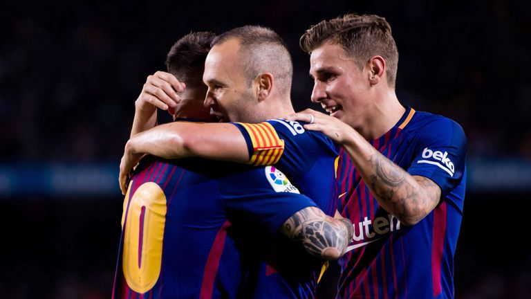 Lionel Messi, Andres Iniesta und Luca Digne bejubeln den Sieg.