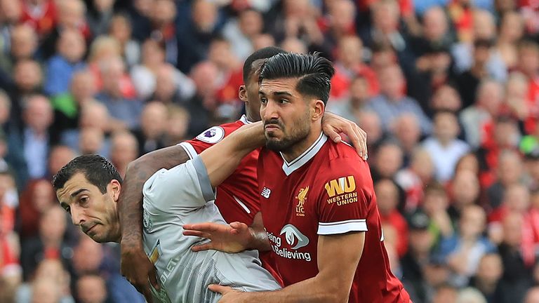 Emre Can (r.) kann sich mit Liverpool nicht gegen Henrikh Mkhitaryan und Manchester United durchsetzen.