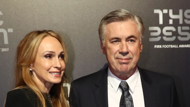 Auch Ex-Bayern-Coach Carlo Ancelotti gibt sich auf der Gala mit seiner Frau die Ehre.