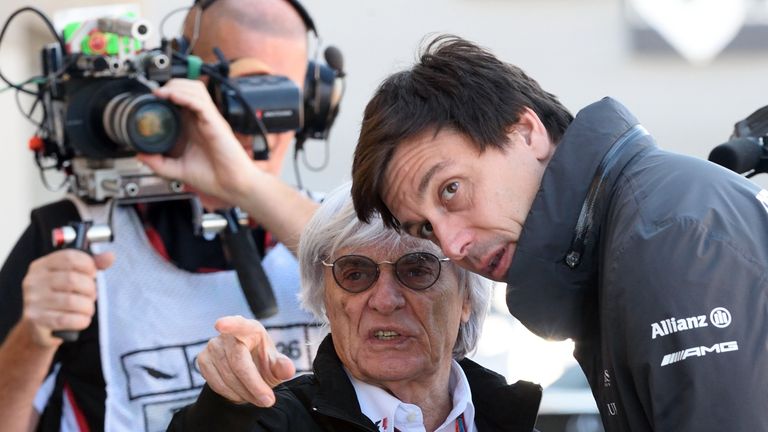 Kann über Bernie Ecclestones Theorien lächeln:  Mercedes-Chef Toto Wolff.