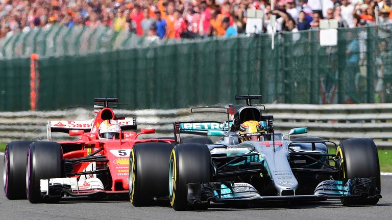 Hamilton startet besser aus der Sommerpause und gewinnt das Rennen in Spa/Belgien vor Sebastian Vettel. Hamilton verkürzt auf 14 WM-Zähler. 