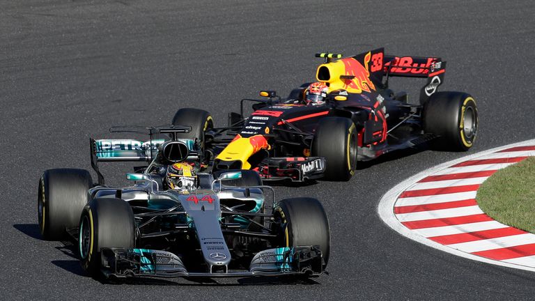 In Japan fährt Hamilton in einem Zitter-Finale den Sieg vor Red-Bull-Pilot Max Verstappen ein. Vettel scheidet erneut wegen technischer Probleme aus.