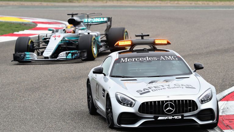 Auch von einem zeitweise chaotischem  Rennen mit Safety-Car-Phase lies sich Hamilton nicht beirren und fuhr zu seinem ersten Saisonsieg in Shanghai.