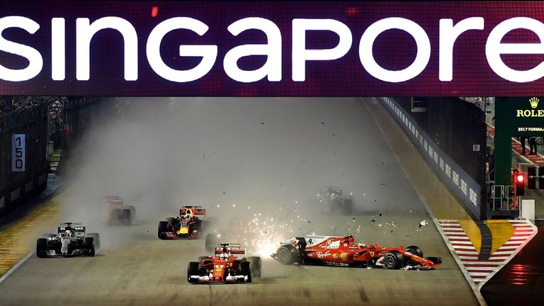 Lewis Hamilton gewinnt in Singapur das dritte Rennen in Folge - auch aufgrund eines Startcrashes, der unter anderem Vettel ins Aus befördert.