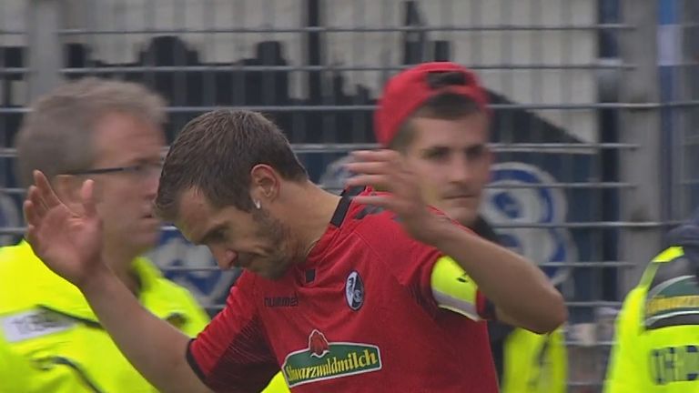Freiburgs Kapitän Schuster wird von Hertha-Anhängern bespuckt. 