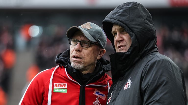 In stürmischen Zeiten steht Jörg Schmadtke (r.) zu Trainer Peter Stöger.