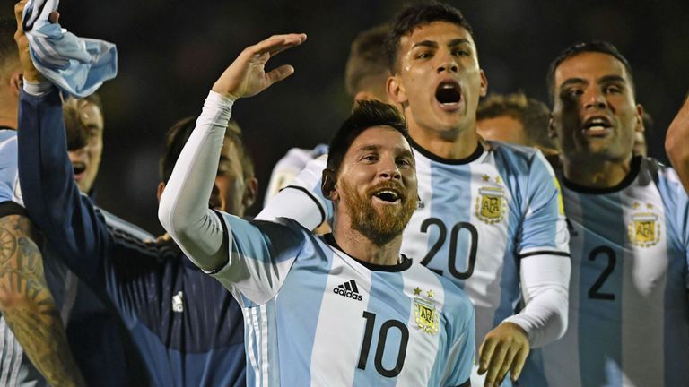 Argentinien: Lange hat die Albiceleste zittern müssen. Im letzten Spiel gegen Ecuador wurde der zweimalige Weltmeister dann erlöst. Un der Erlöser war mal wieder Superstar Linoel Messi, der alle drei Tore zum 3:1-Sieg erzielte. 