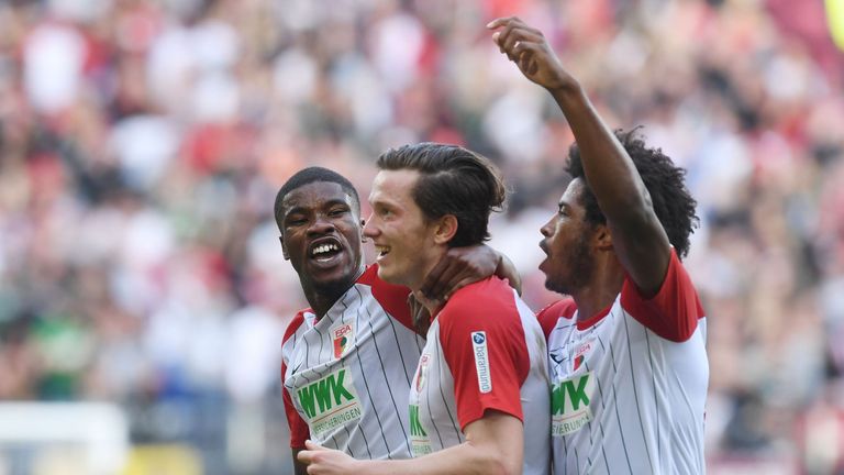 Der Treffer von Michael Gregoritsch (M.) reicht dem FC Augsburg nicht zu Punkten.