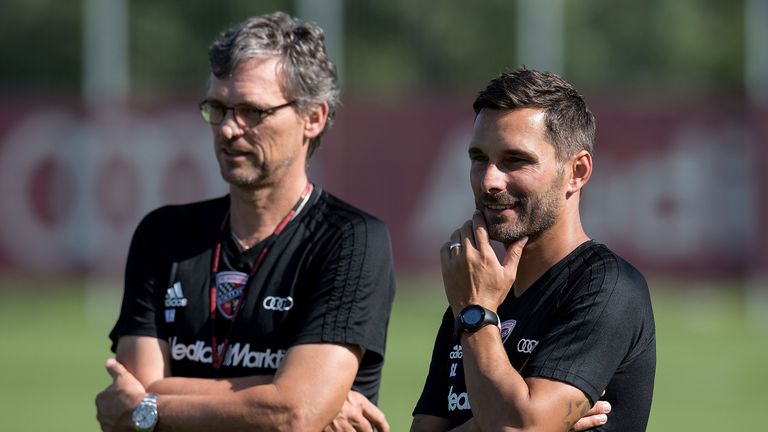 Michael Henke (l., mit Cheftrainer Stefan Leitl) verlässt den FC Ingolstadt