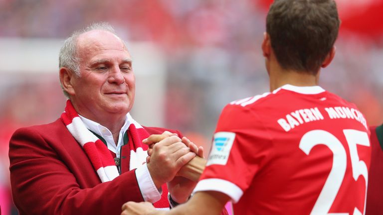 Bayern-Präsident Uli Hoeneß stärkt Thomas Müller den Rücken.