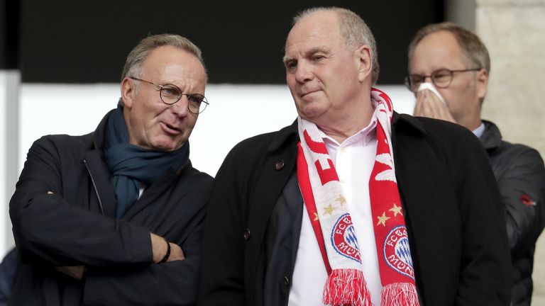 Karl-Heinz Rummenigge (l.) und Uli Hoeneß (r.) müssen entscheiden, ob der FC Bayern beim Transferwahnsinn mitmachen will.