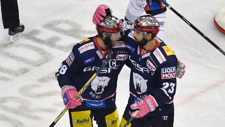 Torschütze Thomas Oppenheimer bejubelt die 2:1-Führung gemeinsam mit Florian Busch.