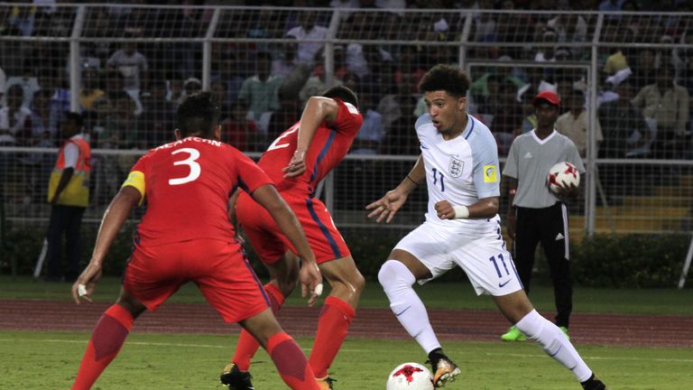 Jadon Sancho (r.) war von der chilenischen Defensive nicht zu stoppen