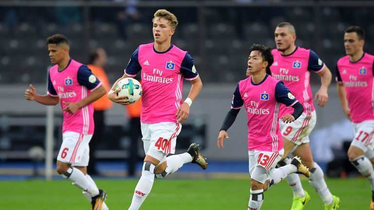 Jann-Fiete Arp trifft für den Hamburger SV.