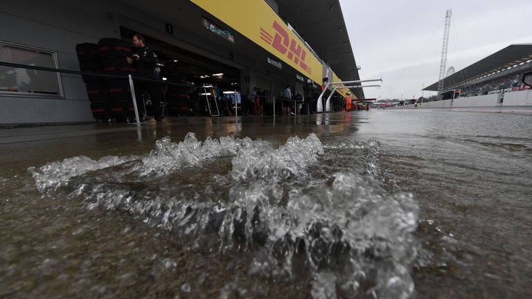 Lediglich fünf Piloten gingen wegen des Dauerregens im 2. Freien Training für wenige Runde auf die Strecke.