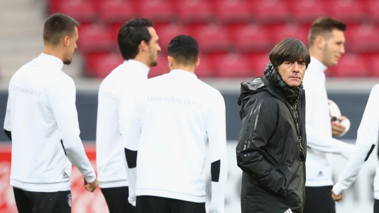 Allerdings: Löw spielt mit DFB-Team im kommenden Sommer die WM in Russland. Im besten Fall wäre er dann bis Mitte Juli fest eingebunden. Eine geregelte Vorbereitung wäre nur schwer zu gewährleisten. 