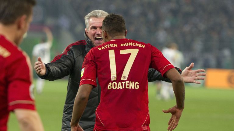 Jerome Boateng (v.) und Jupp Heynckes feierten 2013 das Triple mit den Bayern