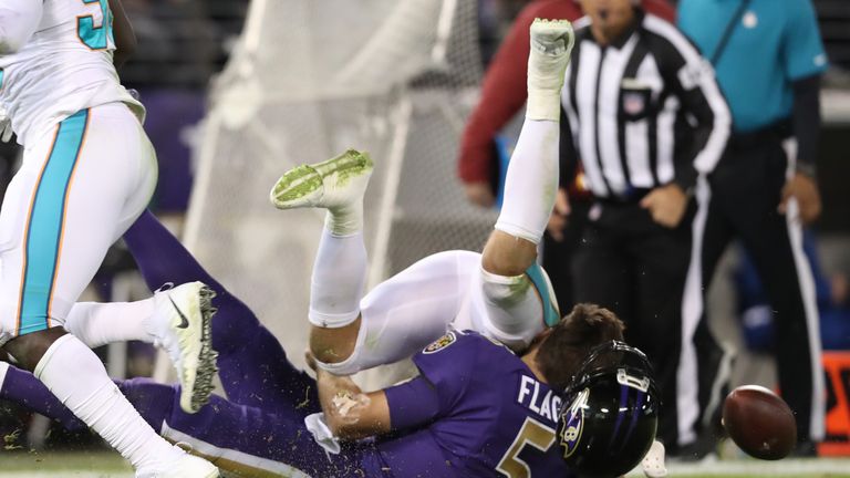 Kiko Alonso trifft Joe Flacco unglücklich am Kopf.