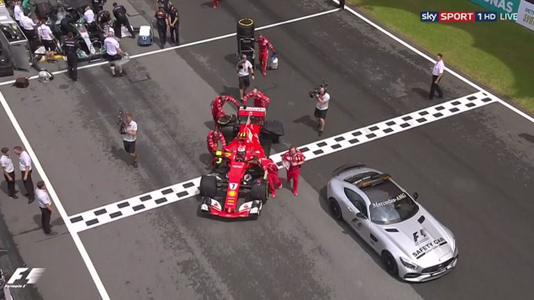 Kimi Raikkonen muss in die Garage.