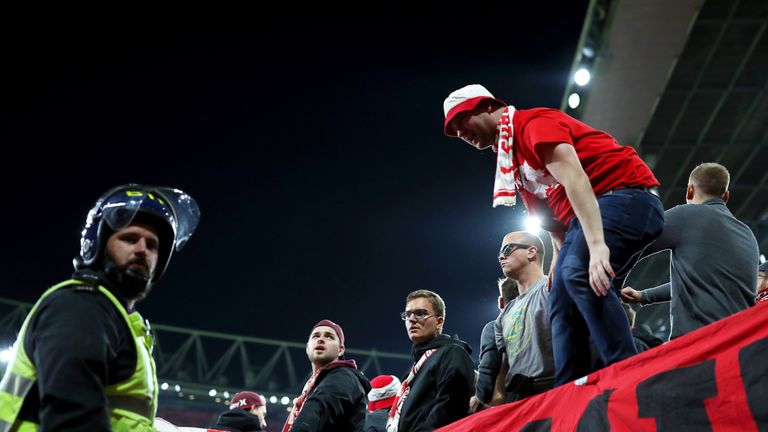 Das Fehlverhalten der Fans kommt dem 1. FC Köln teuer zu stehen.