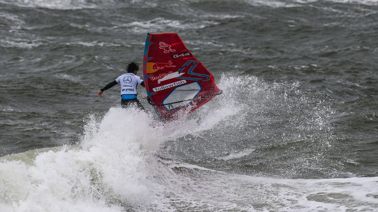 Philip Köster im Spiel mit den Wellen vor Sylt.