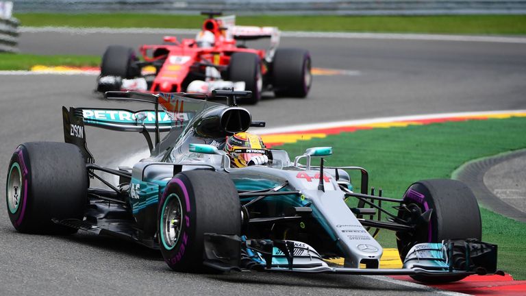 Lewis Hamilton hat im Zweikampf mit Sebastian Vettel die Nase vorn